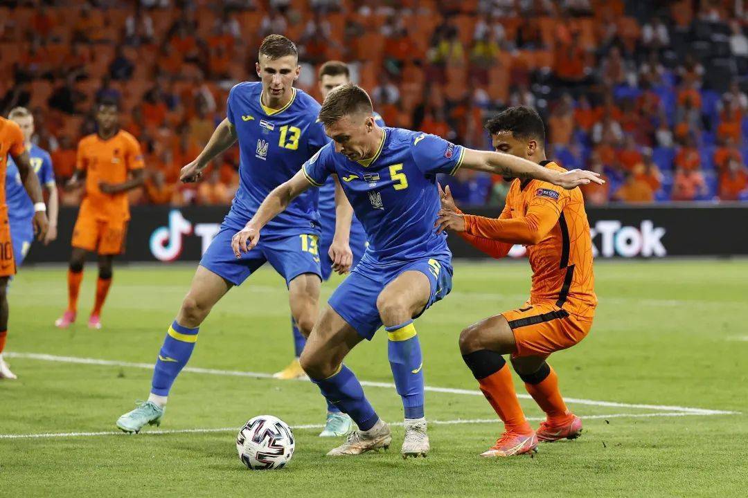 关于荷兰队力克乌克兰，表现出色取得胜利的信息