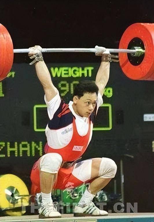 俄罗斯举重运动员夺得银牌，突破自我