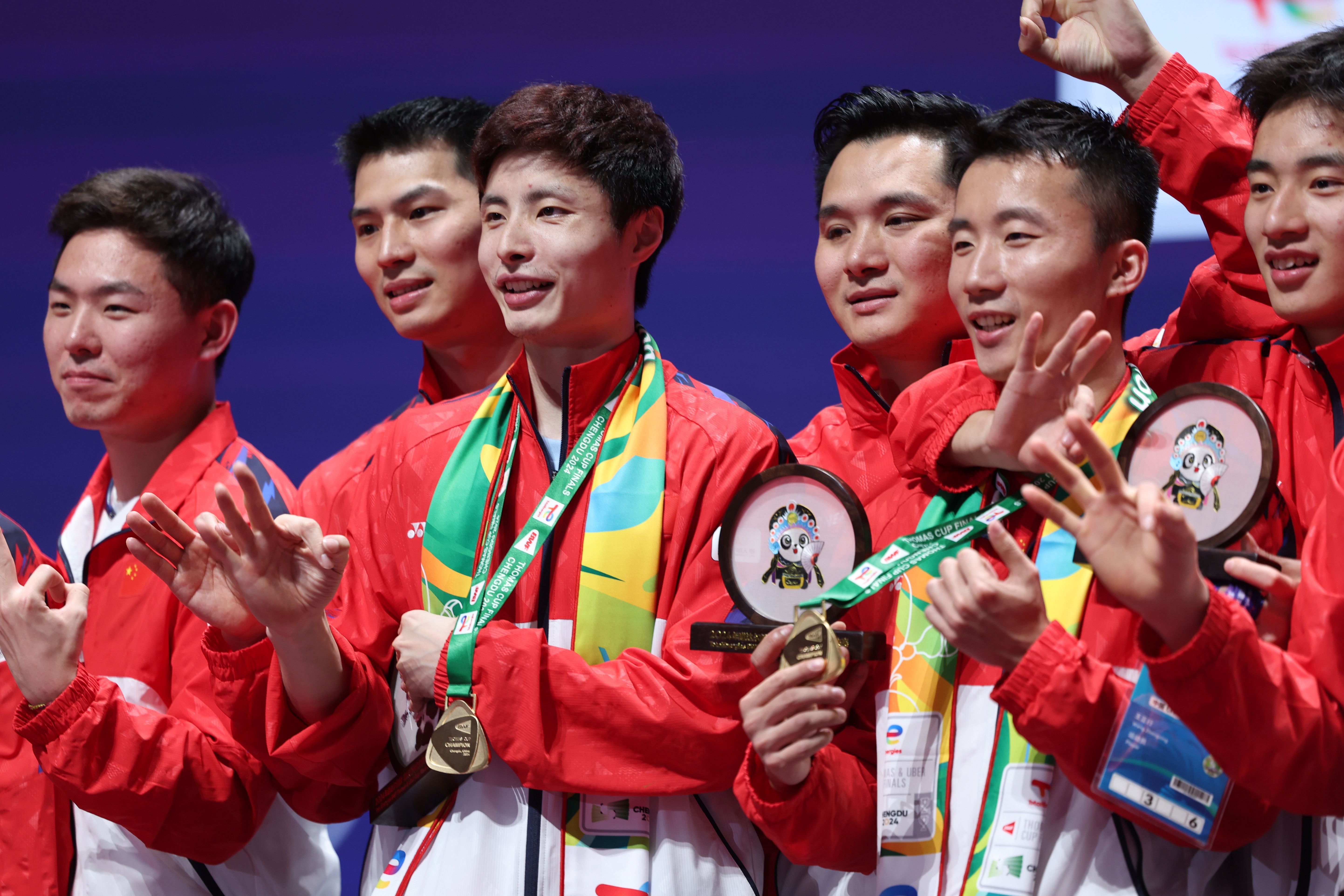 运动员在激烈比拼中展现实力，夺冠为国争光