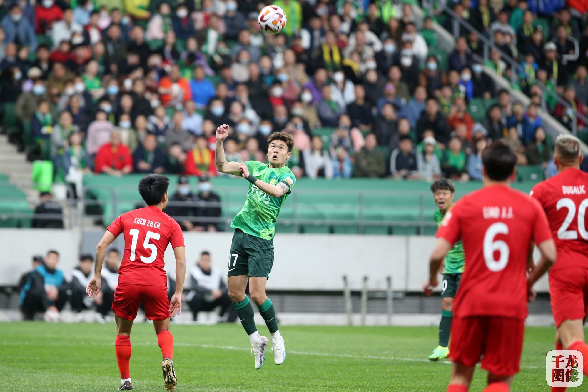 北京国安足球队备战下一场比赛