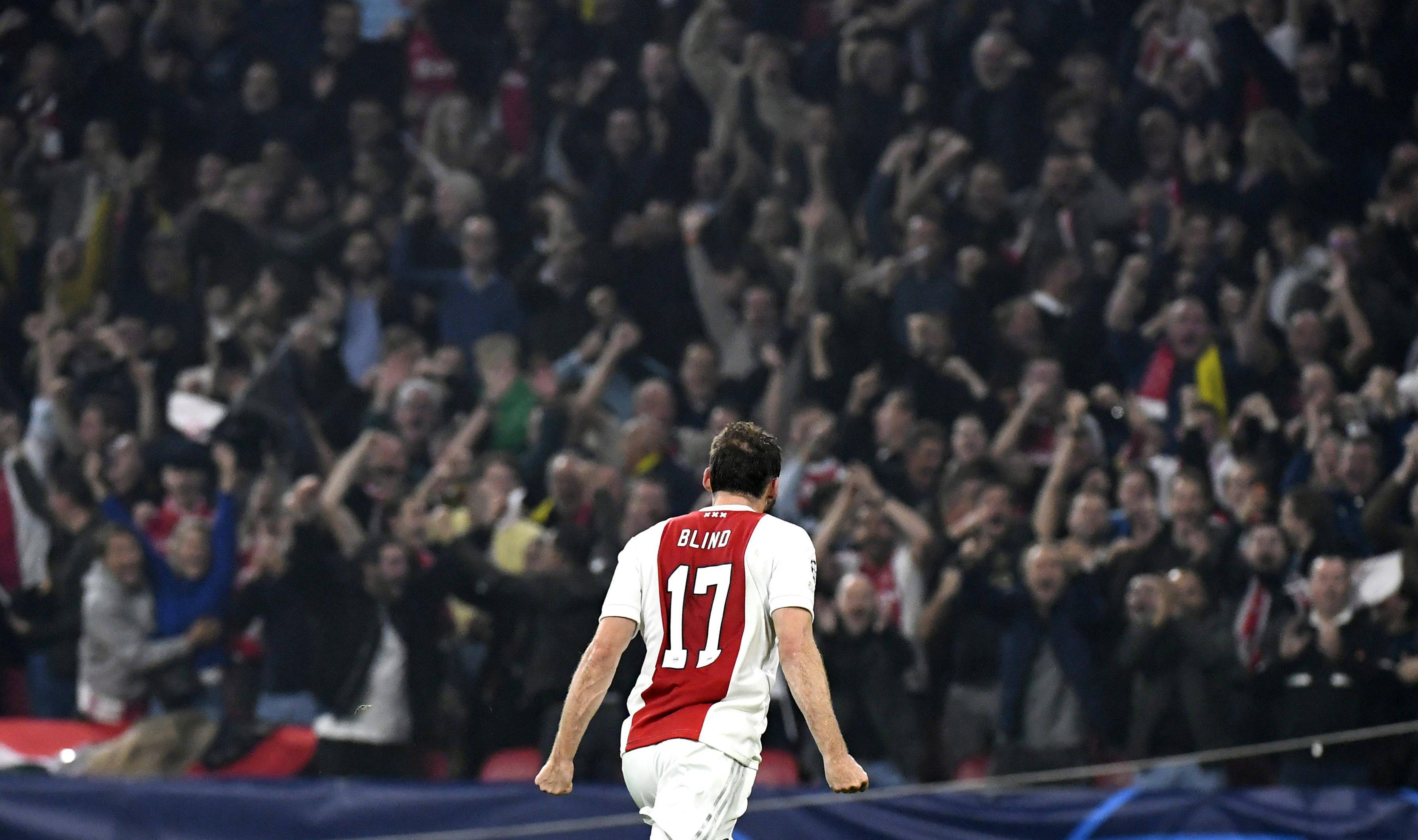 关于阿贾克斯重伤倒地，哈兰德全队围拢祈祷，场面感人的信息