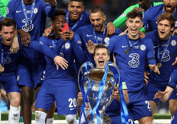 国米赛前列队欢迎巴黎圣日耳曼，尊重对手尽显风度！的简单介绍